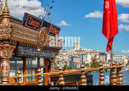 ISTANBUL, TÜRKEI - 9th. Oktober 2019: Blick auf den Galata Tower vom Eminonu Pier über die Bucht des Goldenen Horns am sonnigen Morgen Stockfoto