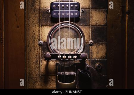 Details einer handgefertigten Zigarrenbox Gitarre. Stockfoto