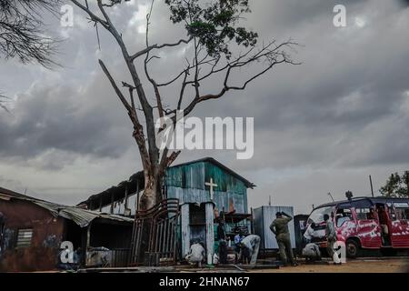 Nairobi, Kenia. 14th. Februar 2022. Schweißer und Schmiede arbeiten in den Slums von Kibera in Nairobi auf der Straße. Auf der anderen Seite der belebten Straßen in den Slums von Kibera, wo sich die meisten Bewohner hauptsächlich auf ihre täglichen Geschäfte und verschiedene Aktivitäten konzentrierten, Einige Einheimische nahmen ihren Tag außerhalb der Arbeit und beschlossen, Liebe und Glück mit anderen Gemeindemitgliedern während des Valentinstags zu teilen, während sie ihre schönen bunten, schönen Outfits trugen und dabei kostenlose Blumen verteilten. (Bild: © Donwilson Odhiambo/ZUMA Press Wire) Stockfoto