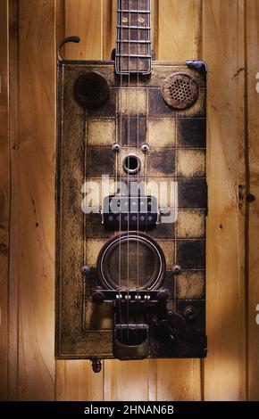 Details einer handgefertigten Zigarrenbox Gitarre. Stockfoto