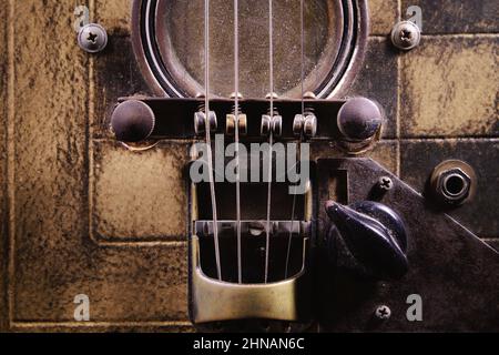 Details einer handgefertigten Zigarrenbox Gitarre. Stockfoto