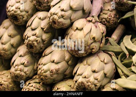 Artischocken auf dem La Boqueria Markt in Barcelona, Spanien Stockfoto