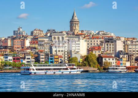 ISTANBUL, TÜRKEI - 9th. Oktober 2019: Echte Architektur am Ufer des Bosporus, beliebtes Reiseziel und wichtiger Durchgang zwischen der EU Stockfoto