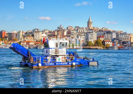 ISTANBUL, TÜRKEI - 9th. Oktober 2019: Blick auf den Galata Tower über die Bucht des Goldenen Horns. Spezialschiff reinigt das Wasser am Morgen Stockfoto