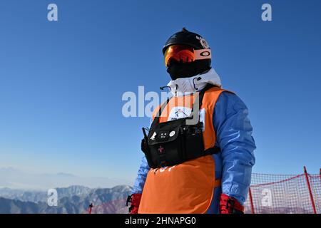 (220215) -- PEKING, 15. Februar 2022 (Xinhua) -- Huai Wei steht an der Skipiste des Nationalen Alpinen Skizentrums im Bezirk Yanqing, Peking, Hauptstadt von China, 14. Februar 2022. Huai Wei, stellvertretender Chefarzt der Notaufnahme des dritten Krankenhauses der Universität Peking, leistet zusammen mit vier anderen Kollegen derzeit seinen Dienst als Skiarzt für das Ski-Alpin-Event der Olympischen Winterspiele 2022 in Peking im Nationalen Ski-Zentrum in Zhangjiakou in der Provinz Hebei. Huai ist stationiert, um jedem Athleten, der während des Rennens verletzt wurde, sofort medizinische Hilfe zu leisten. Stockfoto