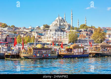 ISTANBUL, TÜRKEI - 9th. Oktober 2019: Blick auf den Eminonu Pier und die Suleymaniye Moschee über die Bucht des Goldenen Horns am sonnigen Morgen Stockfoto