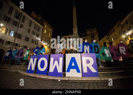 Rom, Italien. 15th. Februar 2022. Heute fand in Rom vor dem Pantheon eine Kerzenlichtmahnwache im No war statt. Die Demonstration wurde von der Gemeinschaft Sant’Egidio organisiert, um den Frieden zwischen der Russischen Föderation und der Ukraine zu fordern. Stockfoto