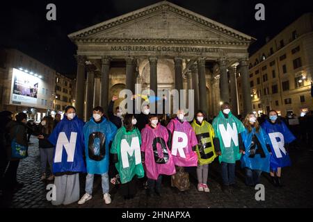 Rom, Italien. 15th. Februar 2022. Heute fand in Rom vor dem Pantheon eine Kerzenlichtmahnwache im No war statt. Die Demonstration wurde von der Gemeinschaft Sant’Egidio organisiert, um den Frieden zwischen der Russischen Föderation und der Ukraine zu fordern. Stockfoto