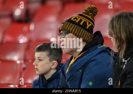 Sheffield, Großbritannien. 15th. Februar 2022. Hull-Fans treffen am 2/15/2022 in der Bramall Lane in Sheffield, Großbritannien, ein. (Foto von Craig Thomas/News Images/Sipa USA) Quelle: SIPA USA/Alamy Live News Stockfoto