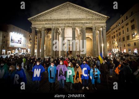 Rom, Italien. 15th. Februar 2022. Heute fand in Rom vor dem Pantheon eine Kerzenlichtmahnwache im No war statt. Die Demonstration wurde von der Gemeinschaft Sant’Egidio organisiert, um den Frieden zwischen der Russischen Föderation und der Ukraine zu fordern. Stockfoto