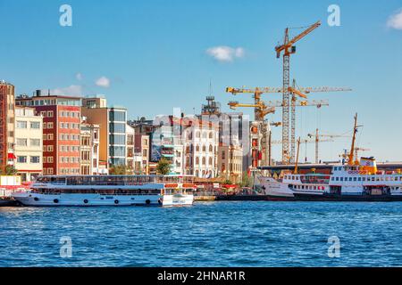 ISTANBUL, TÜRKEI - 9th. Oktober 2019: Echte Architektur am Ufer des Bosporus, beliebtes Reiseziel und wichtiger Durchgang zwischen der EU Stockfoto