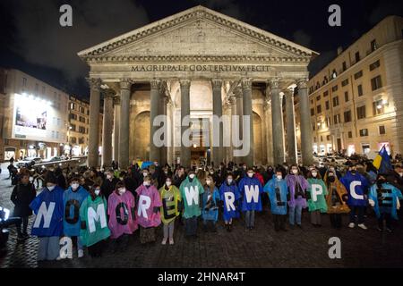 Rom, Italien. 15th. Februar 2022. Heute fand in Rom vor dem Pantheon eine Kerzenlichtmahnwache im No war statt. Die Demonstration wurde von der Gemeinschaft Sant’Egidio organisiert, um den Frieden zwischen der Russischen Föderation und der Ukraine zu fordern. Stockfoto