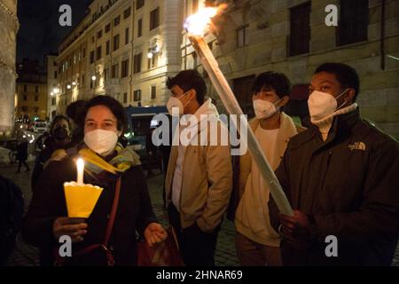 Rom, Italien. 15th. Februar 2022. Heute fand in Rom vor dem Pantheon eine Kerzenlichtmahnwache im No war statt. Die Demonstration wurde von der Gemeinschaft Sant’Egidio organisiert, um den Frieden zwischen der Russischen Föderation und der Ukraine zu fordern. Stockfoto