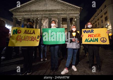 Rom, Italien. 15th. Februar 2022. Heute fand in Rom vor dem Pantheon eine Kerzenlichtmahnwache im No war statt. Die Demonstration wurde von der Gemeinschaft Sant’Egidio organisiert, um den Frieden zwischen der Russischen Föderation und der Ukraine zu fordern. Stockfoto