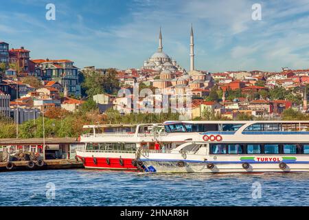 ISTANBUL, TÜRKEI - 9th. Oktober 2019: Blick auf den Eminonu Pier und die Suleymaniye Moschee über die Bucht des Goldenen Horns am sonnigen Morgen Stockfoto