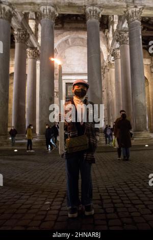 Rom, Italien. 15th. Februar 2022. Heute fand in Rom vor dem Pantheon eine Kerzenlichtmahnwache im No war statt. Die Demonstration wurde von der Gemeinschaft Sant’Egidio organisiert, um den Frieden zwischen der Russischen Föderation und der Ukraine zu fordern. Stockfoto