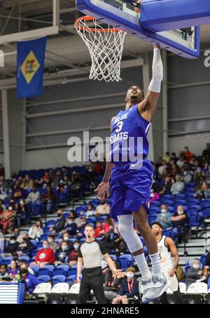 Wilmington, DE, USA. 12th. Februar 2022. Delaware Bluecoats Guard SHAQUILLE HARRISON (3) fährt während eines Basketballspiels der G-League in der regulären Saison zwischen den Delaware Blue Coats und den Raptors 905 am Samstag, den 12. Februar 2022, im Chase Fieldhouse in Wilmington, DE (Bildnachweis: © Saquan Stimpson/ZUMA Press Wire) Stockfoto