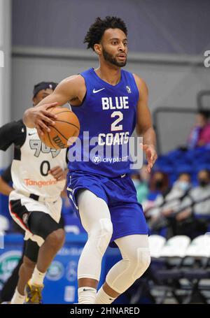 Wilmington, DE, USA. 12th. Februar 2022. Delaware Bluecoats vorwärts BRAXTON-SCHLÜSSEL (2) dribbelt während eines Basketball-Spiels der G-Liga der NBA zwischen den Delaware Blue Coats und den Raptors 905 Samstag, 12. Februar 2022, im Chase Fieldhouse in Wilmington, DE (Bildnachweis: © Saquan Stimpson/ZUMA Press Wire) Stockfoto