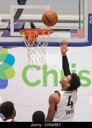 Wilmington, DE, USA. 12th. Februar 2022. Raptors 905 JUSTIN SMITH (4) fährt während eines Basketballspiels der G-League in der regulären Saison zwischen den Delaware Blue Coats und den Raptors 905 in den Korb, um sich zu legen Samstag, den 12. Februar 2022, im Chase Fieldhouse in Wilmington, DE (Bildnachweis: © Saquan Stimpson/ZUMA Press Wire) Stockfoto