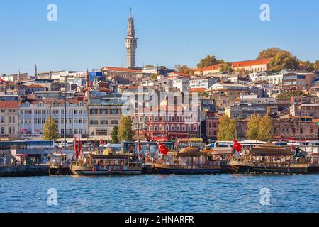 ISTANBUL, TÜRKEI - 9th. Oktober 2019: Blick auf den Eminonu Pier und die Suleymaniye Moschee über die Bucht des Goldenen Horns am sonnigen Morgen Stockfoto