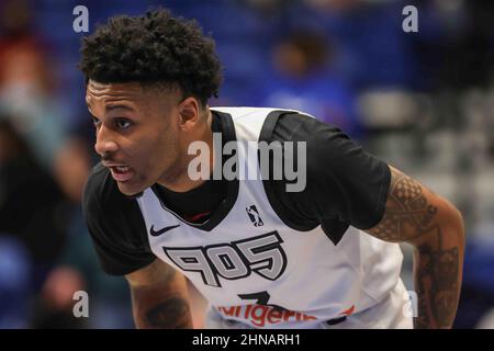 Wilmington, DE, USA. 12th. Februar 2022. Raptors 905 Stürmer JOSH HALL (3) verteidigt während eines Basketball-Spiels der G-League zwischen den Delaware Blue Coats und den Raptors 905 am Samstag, den 12. Februar 2022, im Chase Fieldhouse in Wilmington, DE (Bildnachweis: © Saquan Stimpson/ZUMA Press Wire) Stockfoto