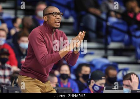 Wilmington, DE, USA. 12th. Februar 2022. Raptors 905 Cheftrainer PATRICK MUTOMBO blickt während eines Basketball-Spiels der G-Liga der NBA zwischen den Delaware Blue Coats und den Raptors 905 am Samstag, den 12. Februar 2022, im Chase Fieldhouse in Wilmington, DE (Bildnachweis: © Saquan Stimpson/ZUMA Press Wire) Stockfoto