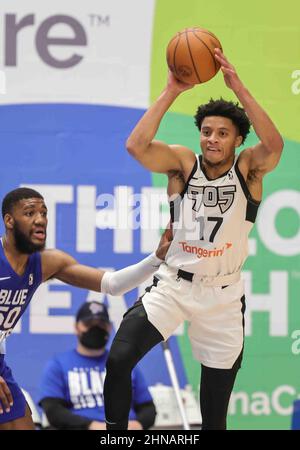 Wilmington, DE, USA. 12th. Februar 2022. Raptors 905 Guard OBADIAH NOEL (17) versucht den Pass während eines Basketball-Spiels der G-League zwischen den Delaware Blue Coats und den Raptors 905 am Samstag, den 12. Februar 2022, im Chase Fieldhouse in Wilmington, DE (Bildnachweis: © Saquan Stimpson/ZUMA Press Wire) Stockfoto