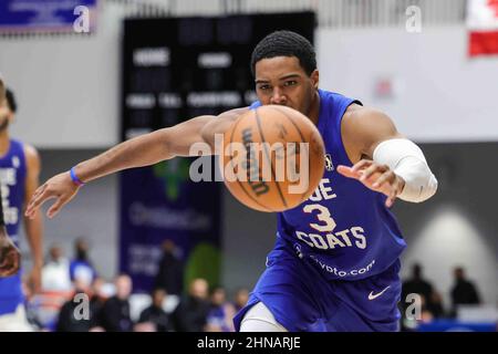 Wilmington, DE, USA. 12th. Februar 2022. Delaware Bluecoats Guard SHAQUILLE HARRISON (3) Chase ist der lockere Ball während eines Basketball-Spiels der G-League zwischen den Delaware Blue Coats und den Raptors 905 Samstag, 12. Februar 2022, im Chase Fieldhouse in Wilmington, DE (Bildnachweis: © Saquan Stimpson/ZUMA Press Wire) Stockfoto