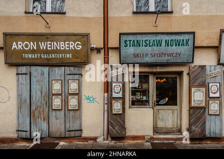 Krakau, Polen-Dezember, 2021. Geschäfte mit Vintage-Schildern im jüdischen Viertel von Kazimierz, Szeroka Straße. Ladenfassade, Geschäfte mit Holztüren, berühmt Stockfoto