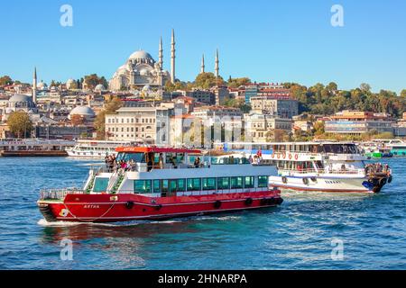 ISTANBUL, TÜRKEI - 9th. Oktober 2019: Blick auf den Eminonu Pier und die Suleymaniye Moschee über die Bucht des Goldenen Horns am sonnigen Morgen Stockfoto