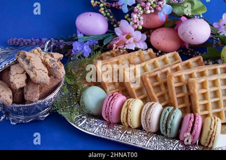 Makronen und verschiedene süße Leckereien fotografiert mit osterdekor Stockfoto