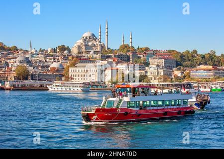 ISTANBUL, TÜRKEI - 9th. Oktober 2019: Blick auf den Eminonu Pier und die Suleymaniye Moschee über die Bucht des Goldenen Horns am sonnigen Morgen Stockfoto