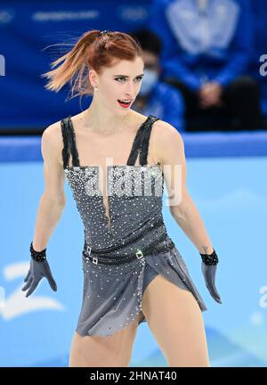 Peking, China. 15th. Februar 2022. Eliska Brezinova aus Tschechien tritt während des Einzelskating-Kurzprogramms für Eiskunstlauferinnen im Capital Indoor Stadium in Peking, der Hauptstadt Chinas, am 15. Februar 2022 auf. Kredit: Ma Ning/Xinhua/Alamy Live Nachrichten Stockfoto