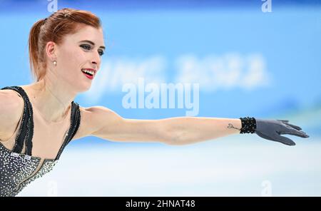 Peking, China. 15th. Februar 2022. Eliska Brezinova aus Tschechien tritt während des Einzelskating-Kurzprogramms für Eiskunstlauferinnen im Capital Indoor Stadium in Peking, der Hauptstadt Chinas, am 15. Februar 2022 auf. Kredit: Ma Ning/Xinhua/Alamy Live Nachrichten Stockfoto