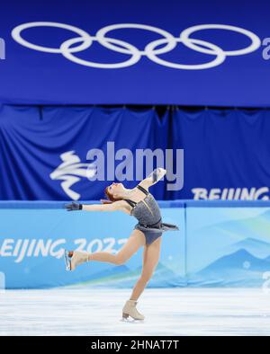 Peking, China. 15th. Februar 2022. Eliska Brezinova aus Tschechien tritt während des Einzelskating-Kurzprogramms für Eiskunstlauferinnen im Capital Indoor Stadium in Peking, der Hauptstadt Chinas, am 15. Februar 2022 auf. Quelle: Cao Can/Xinhua/Alamy Live News Stockfoto