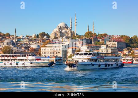 ISTANBUL, TÜRKEI - 9th. Oktober 2019: Blick auf den Eminonu Pier und die Suleymaniye Moschee über die Bucht des Goldenen Horns am sonnigen Morgen Stockfoto