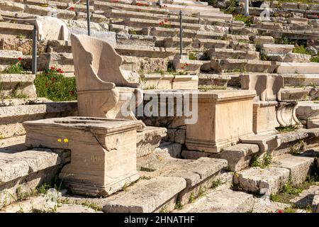 Athen, Griechenland. Prohedria Thronsitz vom Lycurgan Theater am Temenos von Dionysus Eleuthereus, in den Hängen des Akropolis Hügels Stockfoto