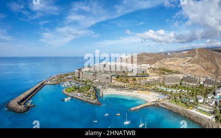 Luftaufnahme mit Anfi Strand und Resort, Gran Canaria, Spanien Stockfoto