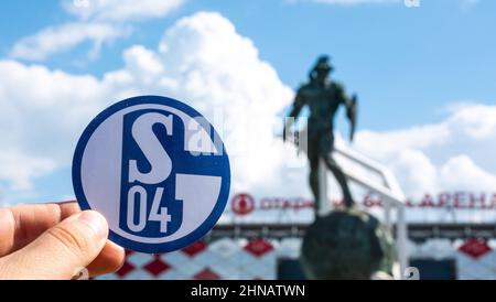 14. Juni 2021, Gelsenkirchen, Deutschland. Das Emblem des Fußballvereins FC Schalke 04 vor dem Hintergrund des modernen Stadions. Stockfoto