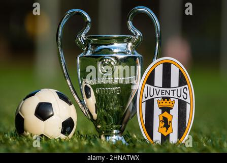 27. August 2021, Turin, Italien. Das Juventus Fußballverein-Emblem und der UEFA Champions League Cup auf dem grünen Rasen des Stadions. Stockfoto