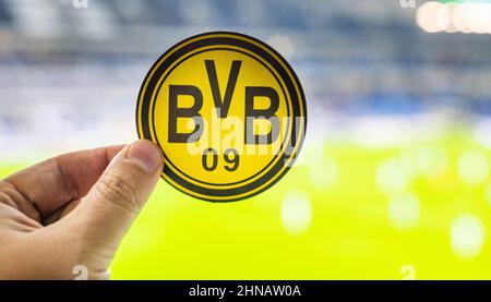 12. September 2021, Dortmund, Deutschland. Das Emblem des Fußballvereins Borussia Dortmund auf dem Hintergrund eines modernen Stadions. Stockfoto