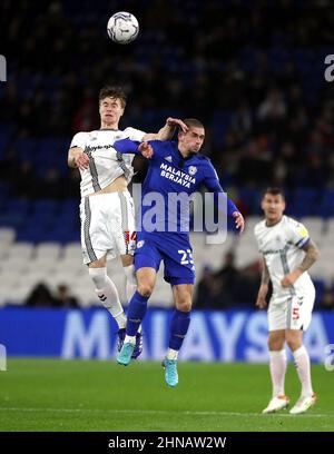 Ben Sheaf von Coventry City (links) und Max Watters von Cardiff City kämpfen während des Sky Bet Championship-Spiels im Cardiff City Stadium, Wales, um den Ball. Bilddatum: Dienstag, 15. Februar 2022. Stockfoto