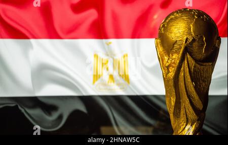 6. Oktober 2021 Kairo, Ägypten. FIFA Fußball-Weltmeisterschaft auf dem Hintergrund der Flagge Ägyptens. Stockfoto