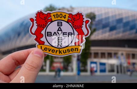 12. September 2021, Leverkusen, Deutschland das Emblem des Fußballvereins Bayer 04 Leverkusen vor dem modernen Stadion. Stockfoto