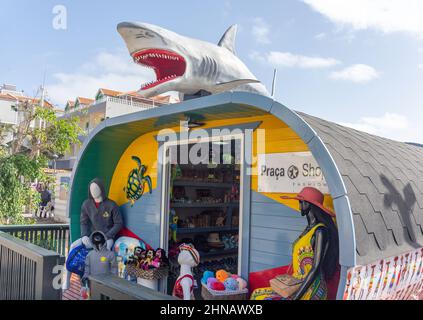 Souvenirladen am Meer, Rua Kuamen'Kruma, Santa Maria, Sal, República de Cabo (Kap Verde) Stockfoto