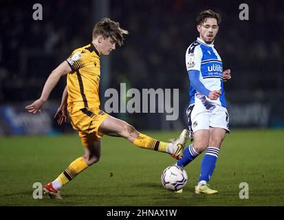 Ben Goodliffe von Sutton United (links) und Sam Nicholson von Bristol Rovers kämpfen während des zweiten Spiels der Sky Bet League im Memorial Stadium in Bristol um den Ball. Bilddatum: Dienstag, 15. Februar 2022. Stockfoto