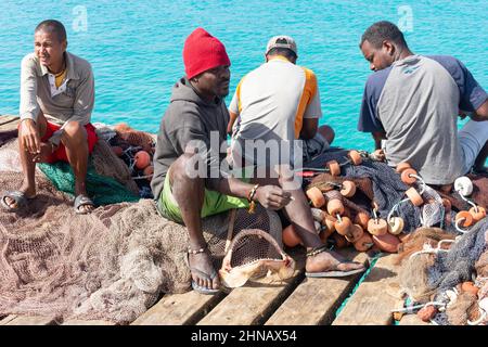 Mann, der Haifischkiefer verkauft, am Fischerhafen Pontao Santa Maria, Praia Santa Maria, Santa Maria, Sal, República de Cabo (Kap Verde) Stockfoto