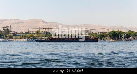 Luxor, Ägypten - 21. September 2021: Kreuzfahrt mit dem touristischen Flussboot auf dem Nil in Luxor, Ägypten Stockfoto