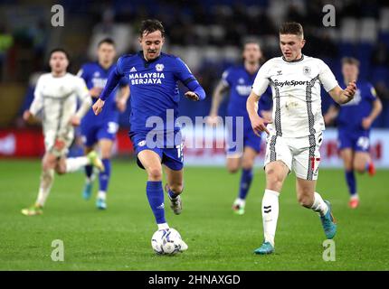 Ryan Wintle von Cardiff City und Viktor Gyokeres von Coventry City (rechts) kämpfen während des Sky Bet Championship-Spiels im Cardiff City Stadium, Wales, um den Ball. Bilddatum: Dienstag, 15. Februar 2022. Stockfoto