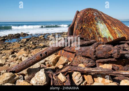 Die SS Dominator landete 1961 in der Nähe von Rancho Palos Verdes in Südkalifornien und rostet seitdem. Stockfoto